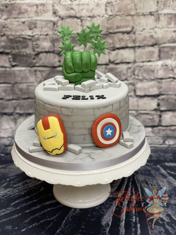Geburtstagstorte Buben - Hulks Durchbruch aus der Torte ist auch den beiden Superhelden der Avengers nicht entgangen.