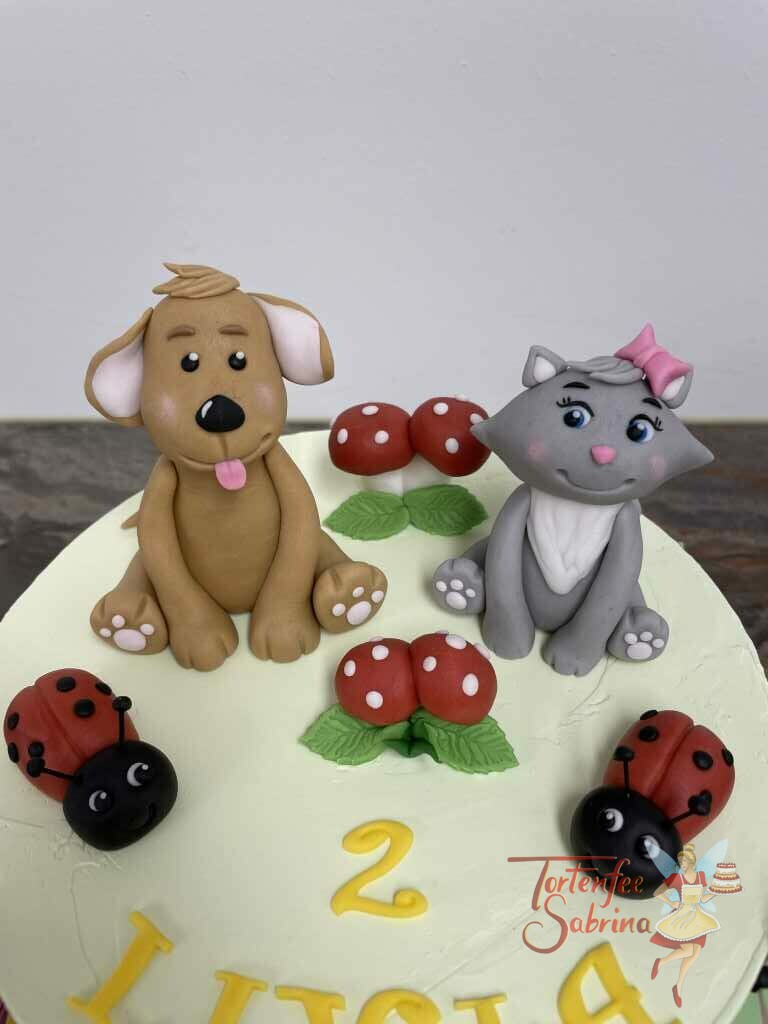 Geburtstagstorte Mädchen - Hund und Katze sitzen auf der Torte neben Fliegenpilzen und Marienkäfer.
