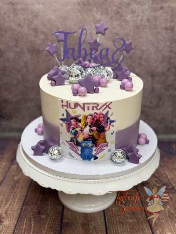Geburtstagstorte Mädchen - Huntrix Girls sind vorne auf der Torte abgebildet und oben verziert der passende Topper die Torte.