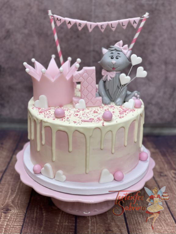 Geburtstagstorte Mädchen - Kätzchen mit der Zahl 1 und einer rosa Wimpelkette sitzt oben auf der Torte neben einer Krone.