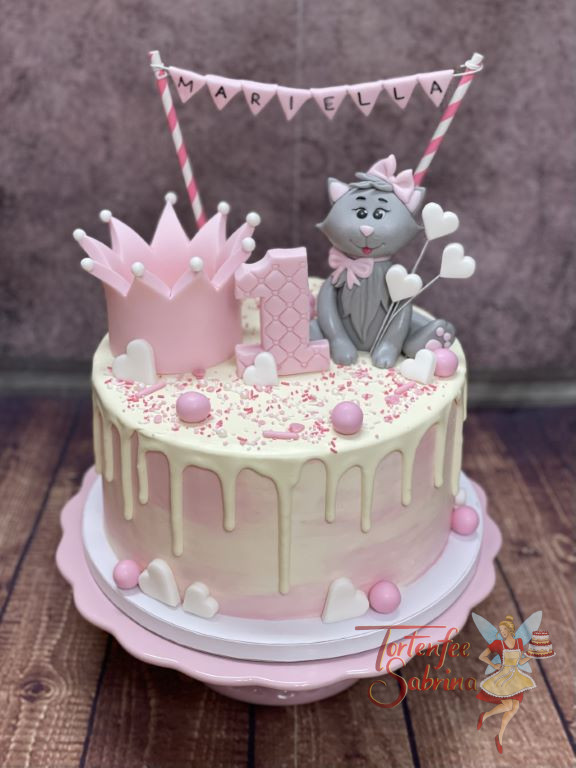 Geburtstagstorte Mädchen - Kätzchen mit der Zahl 1 und einer rosa Wimpelkette sitzt oben auf der Torte neben einer Krone.
