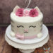 Geburtstagstorte Mädchen - Kätzchen mit Schleife als Torte, welche oben mit Blumen und einem glitzernden Caketoper verziert wurde.
