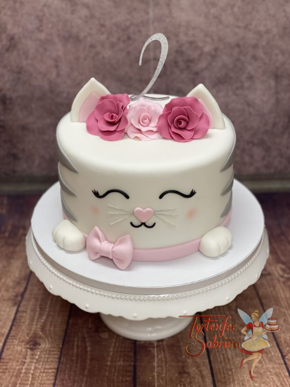 Geburtstagstorte Mädchen - Kätzchen mit Schleife als Torte, welche oben mit Blumen und einem glitzernden Caketoper verziert wurde.