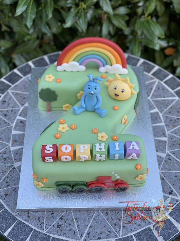 Geburtstagstorte Mädchen - Kikaninchen auf der großen 2. Ebenfalls zieren die Torte ein Regenbogen und ein Traktor.