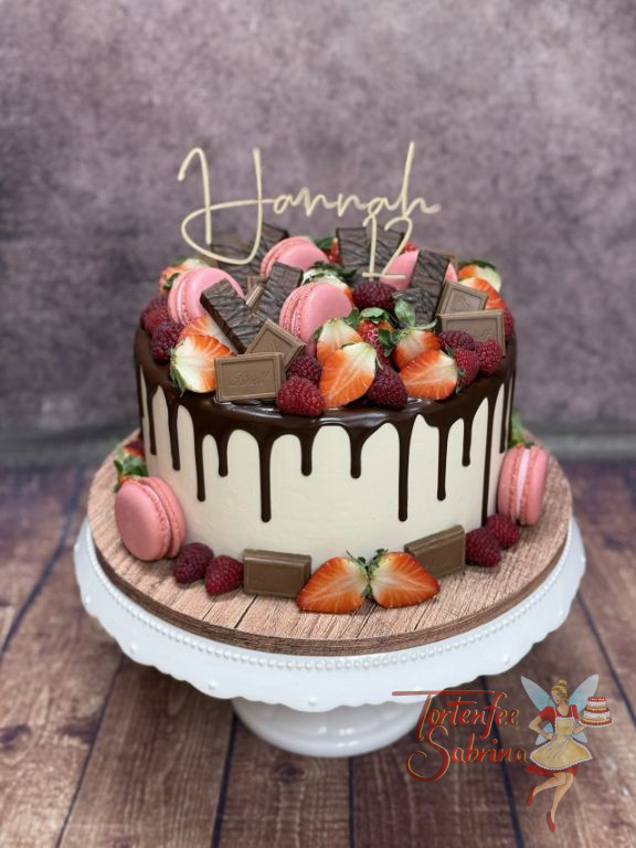 Geburtstagstorte Mädchen - Kleine 12 aus Holz ziert als Caketopper die Torte, verfeinert wurde der Drip Cake mit Früchten und Schokolade.