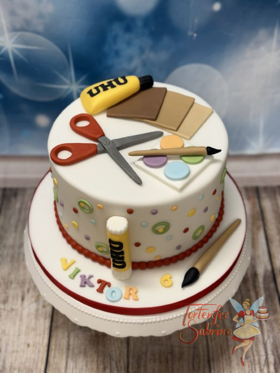 Geburtstagstorte Buben - Kleine Bastelei, hier sind auf der Torte Schere, Pinsel, Farben und Kleber alles was man braucht.