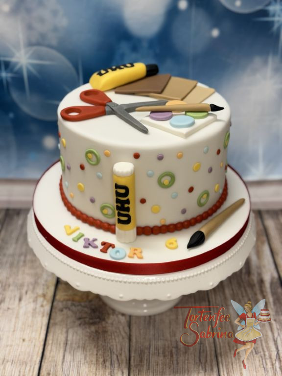 Geburtstagstorte Buben - Kleine Bastelei, hier sind auf der Torte Schere, Pinsel, Farben und Kleber alles was man braucht.