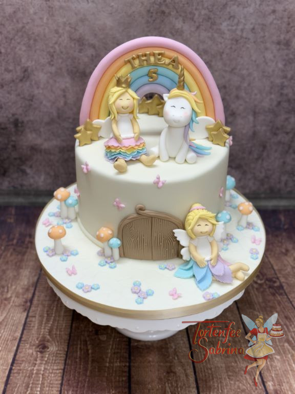 Geburtstagstorte Mädchen - Kleine Fee sitzt unten bei der Holztüre, oben auf der Torte warten das Einhorn und das Geburtstagskind.
