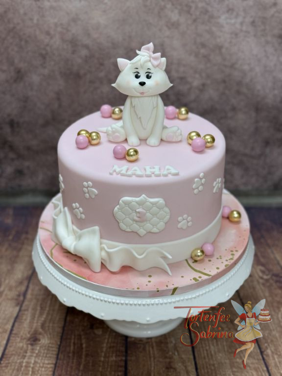 Geburtstagstorte Mädchen - Kleine Katzenpfötchen verzieren die Torte seitlich und ganz oben sitzt das schöne weiße Kätzchen.