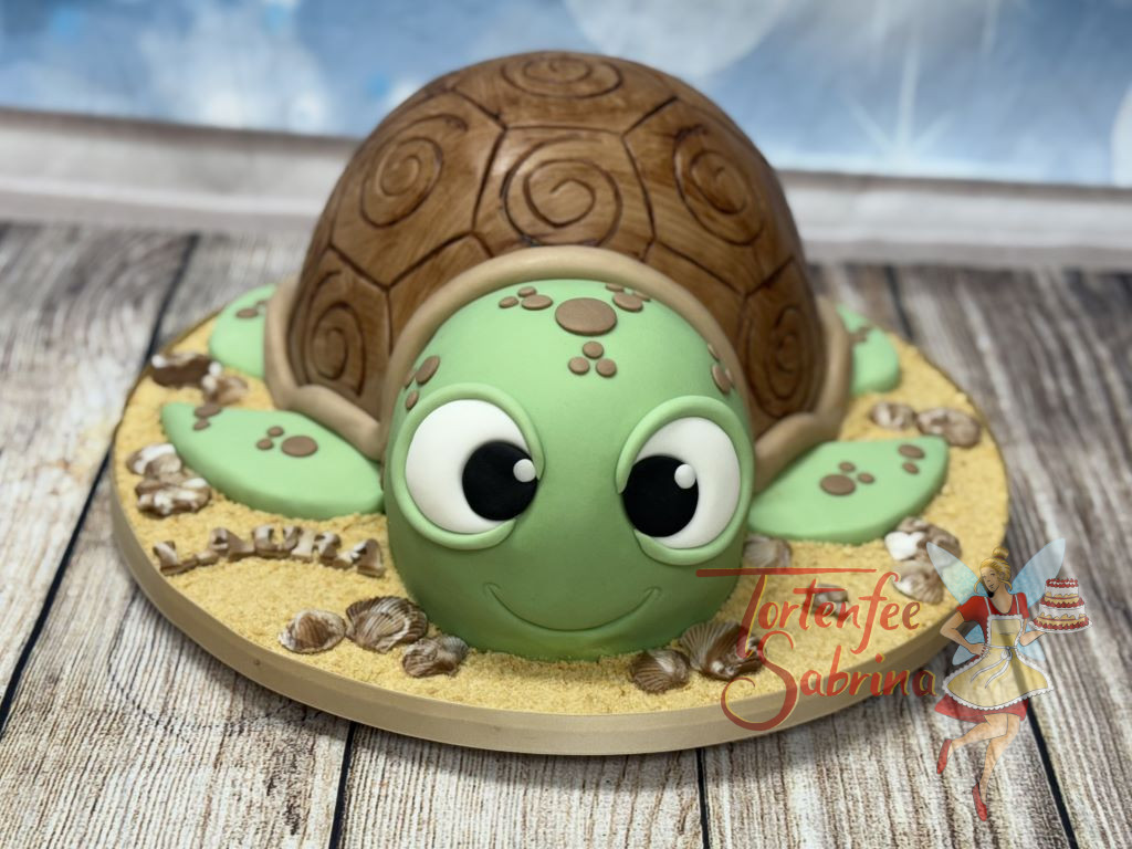 Geburtstagstorte Mädchen - Kleine Meeresschildkröte ist gerade auf dem Weg vom Sandstrand zum blauen Meer.