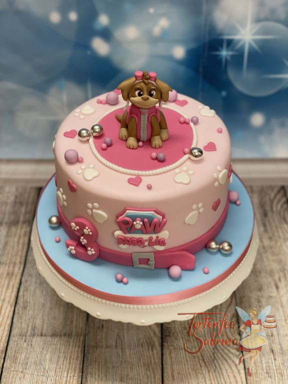 Geburtstagstorte Mädchen - Kleine süße Skye ist ganz oben auf der Torte und ist umgeben von Herzen und Pfotenabdrücken.