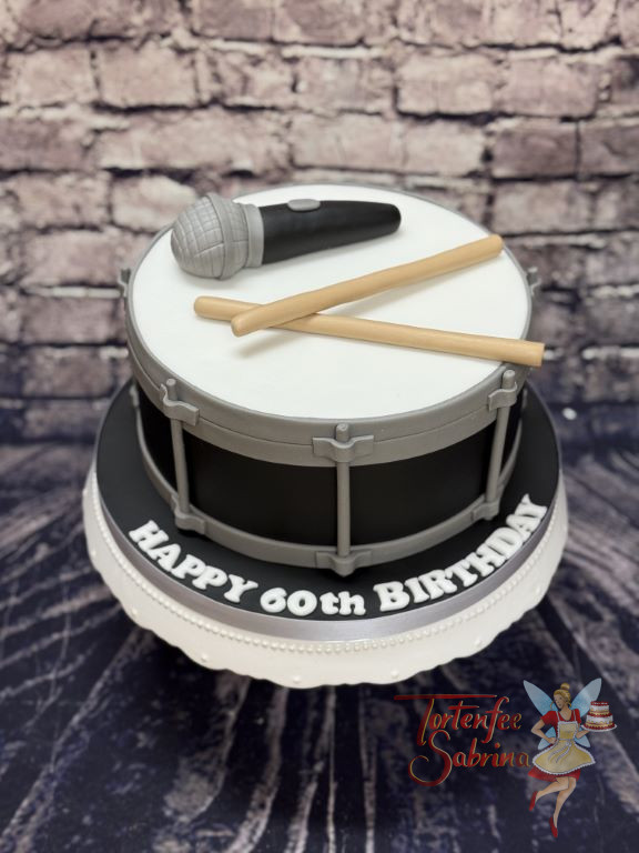 Geburtstagstorte Erwachsene - Kleine Trommel mit silbernen Abschuss stellt hier die Torte dar, welche noch ein Mikrofon ziert.