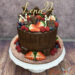 Geburtstagstorte Erwachsene - Kleine Überraschung hier verzieren lecker Süßigkeiten und Früchte den dunklen Drip Cake.