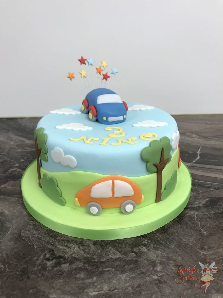 Geburtstagstorte Buben - Kleines blaues Auto unterwegs in schöner grünen Landschaft