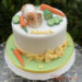 Geburtstagstorte Mädchen - Kleines süßes Meerschweinchen ist ganz oben auf der Torte und freut sich auf die Karotten und Gurken.
