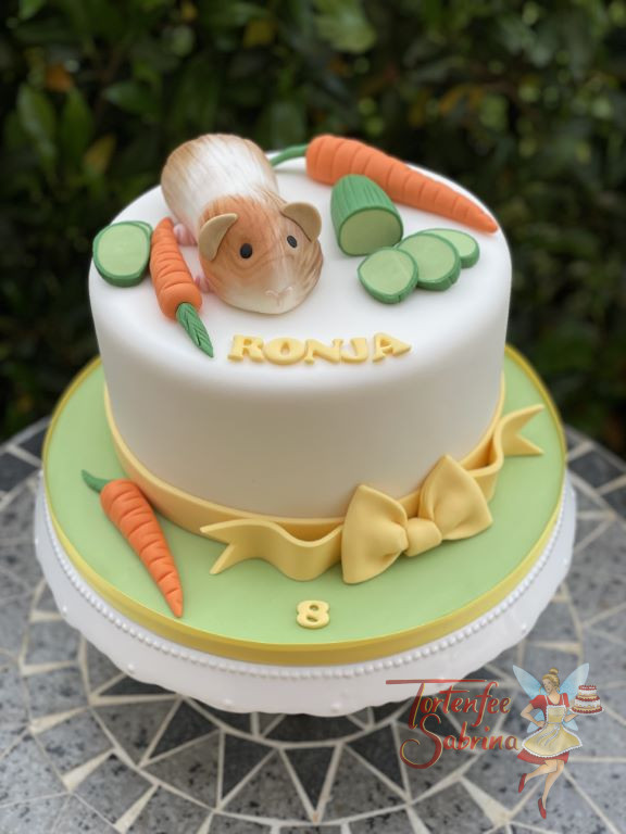 Geburtstagstorte Mädchen - Kleines süßes Meerschweinchen ist ganz oben auf der Torte und freut sich auf die Karotten und Gurken.