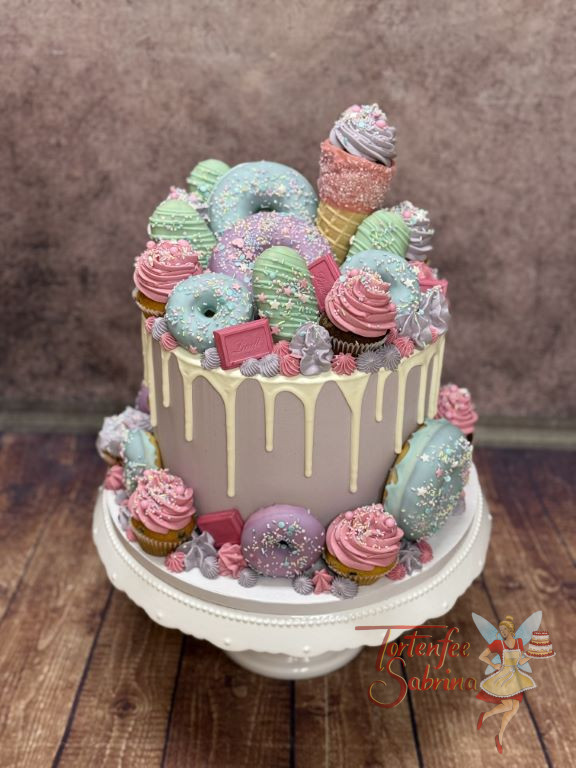 Geburtstagstorte Erwachsene - Kunterbunte Köstlichkeiten in den unterschiedlichsten Farben verzieren diesen Drip Cake.