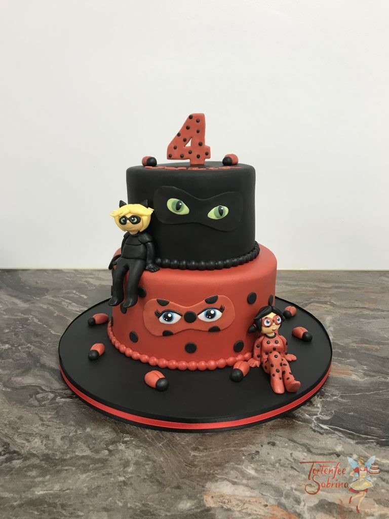 Geburtstagstorte Mädchen - Ladybug in black and red. Die Torte ist zweifärbig eingedeckt in den Farben der beiden Heldinnen.