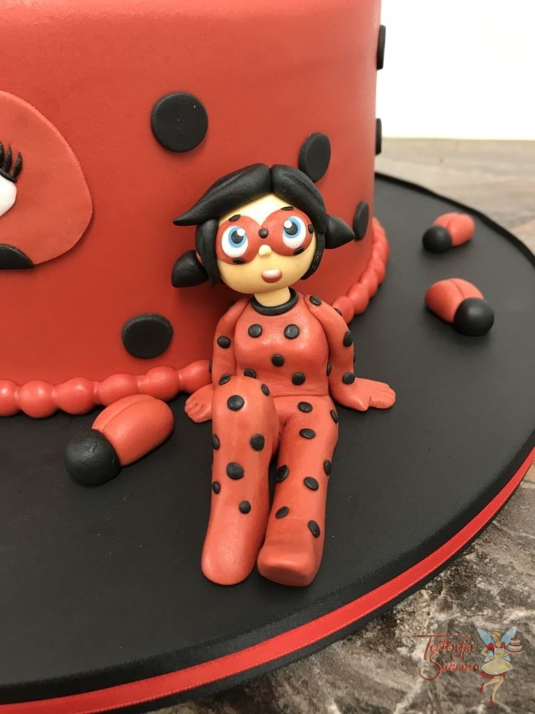 Geburtstagstorte Mädchen - Ladybug in black and red. Die Torte ist zweifärbig eingedeckt in den Farben der beiden Heldinnen.