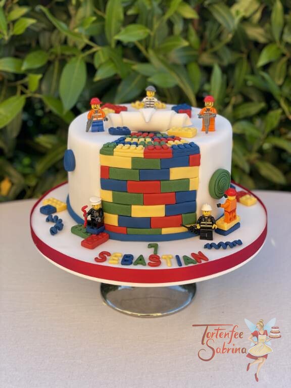 Geburtstagstorte Buben - Lego´s fleißige Bauarbeiter werken angestrengt an der Torte und legen die vielen Legosteine frei.