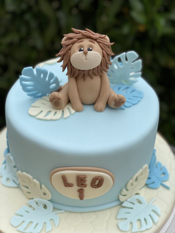 Geburtstagstorte Buben - Leo der Löwe hat es ich auf der Torte gemütlich gemacht und bewundert die blauen Palmenblätter.