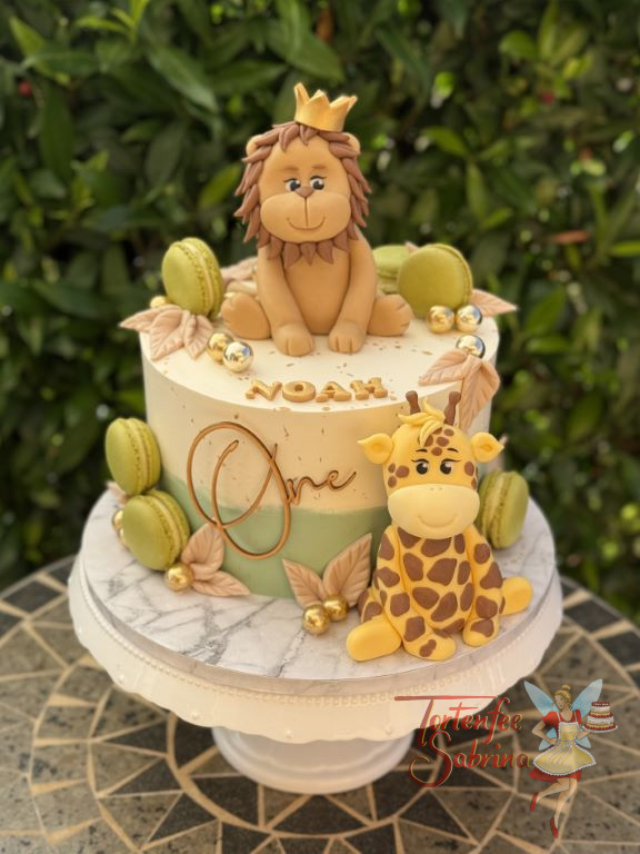 Geburtstagstorte Buben - Lieblicher Löwe mit goldener Krone sitzt ganz oben auf der Torte, vorne ziert ein Fronttopper die Torte.
