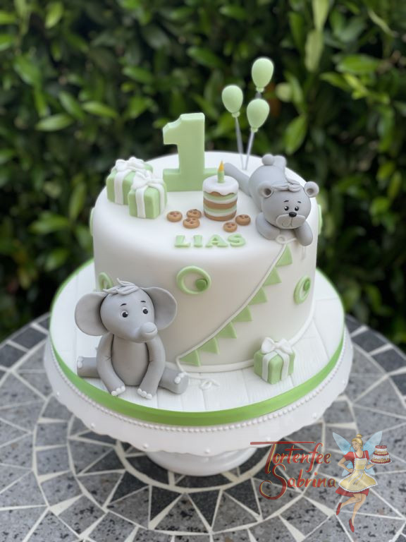 Geburtstagstorte Buben - Liegendes Bärchen hält zusammen mit dem Elefanten eine Wimpelkette. Ganz oben liegen auch noch die Geschenke.