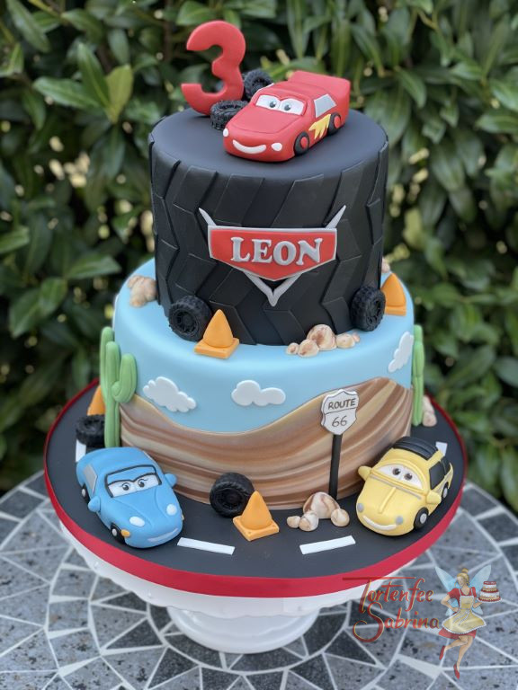 Geburtstagstorte Buben - Lightning McQueen und seine Freunde sind auf der Torte, welche oben wie ein Reifen aussieht.