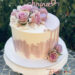 Geburtstagstorte Mädchen - Lila Drip und zarte lila Blumen zieren neben dem personalisierten Caketopper die Torte.