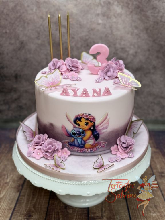Geburtstagstorte Mädchen - Lilo mit Flügel und der kleine Stitch verzieren vorne die Torte welche noch mit Blumen verfeinert wurde.