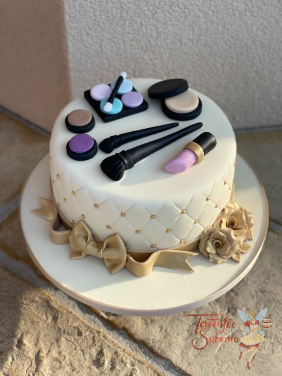 Geburtstagstorte Erwachsene - Lippenstift und goldene Rosen sind auf der Torte, ebenso ziert ein Rautenmuster die Torte.