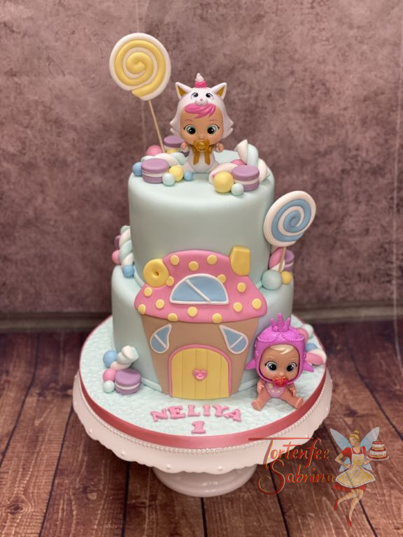 Geburtstagstorte Mädchen - Little Cry Babies sind mit vielen Süßigkeiten auf der Torte und vorne ist der Eingang zum Haus.