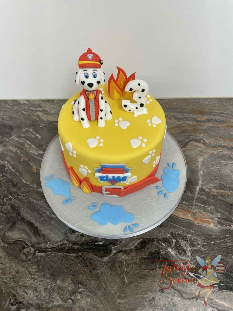 Geburtstagstorte Buben - Marschall und das Feuer, unter Abschluß der Torte ist ein roter Gürtel oben auf der Torte sind noch Pfotenabdrücke.