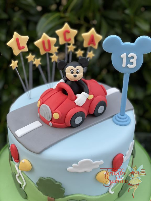 Geburtstagstorte Buben - Mickey in seinem roten Flitzer ist unterwegs auf der Straße vor bei an gelben Sternen.