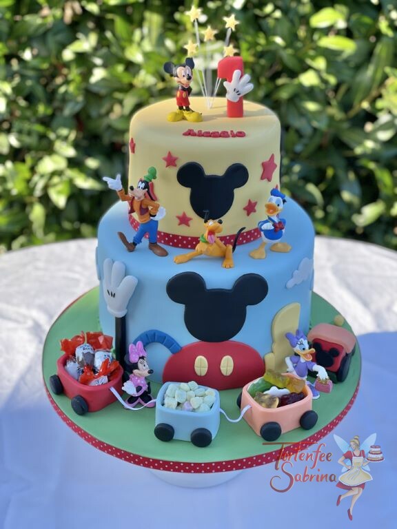 Geburtstagstorte Buben - Mickey Mouse und das Clubhouse mit seinen Freunden, ebenfalls auf der Torte ein Zug mit Süßigkeiten.
