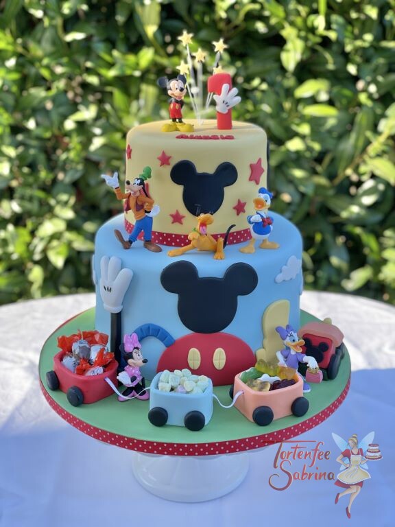 Geburtstagstorte Buben - Mickey Mouse und das Clubhouse mit seinen Freunden, ebenfalls auf der Torte ein Zug mit Süßigkeiten.