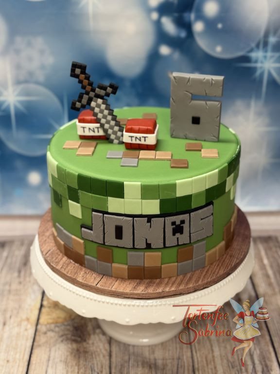 Geburtstagstorte - Minecraft's Eisenschwert steckt ganz oben in der Torte neben dem TNT und der typischen Schriftart.