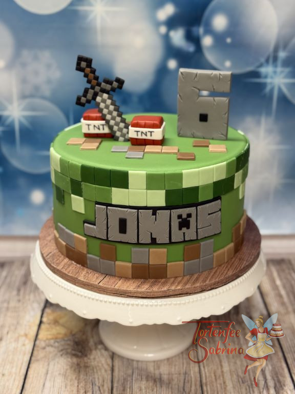 Geburtstagstorte - Minecraft's Eisenschwert steckt ganz oben in der Torte neben dem TNT und der typischen Schriftart.