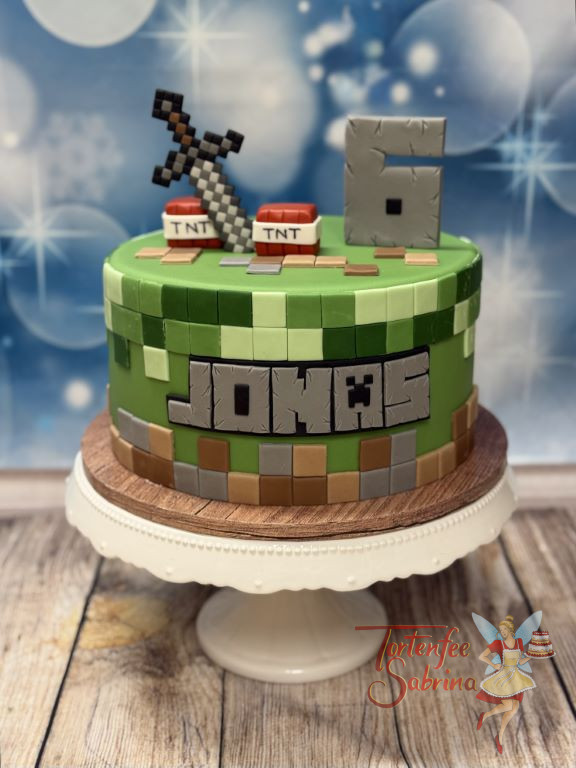 Geburtstagstorte - Minecraft's Eisenschwert steckt ganz oben in der Torte neben dem TNT und der typischen Schriftart.