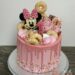 Geburtstagstorte Mädchen - Minnie Mouse zwischen Süßem wie Dounts, Schokolade und Schleckern. Die Torte wurde mit einem rosa Drip verziert.