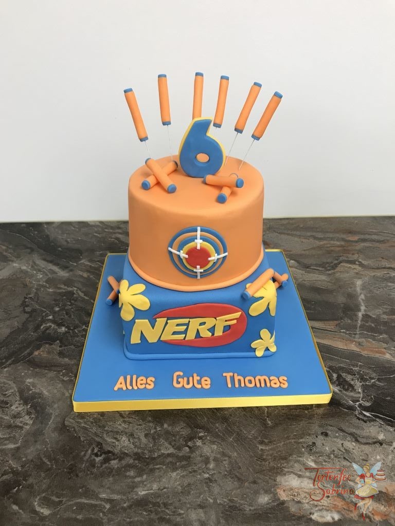 Geburtstagstorte Buben - NERF hoch 6. Torte in Orange und Blau und verziert mit dem Logo und den Schaumstoffstopseln.