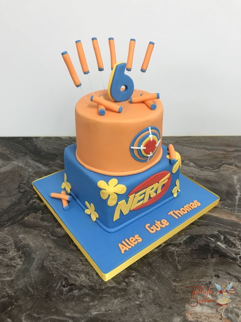 Geburtstagstorte Buben - NERF hoch 6. Torte in Orange und Blau und verziert mit dem Logo und den Schaumstoffstopseln.