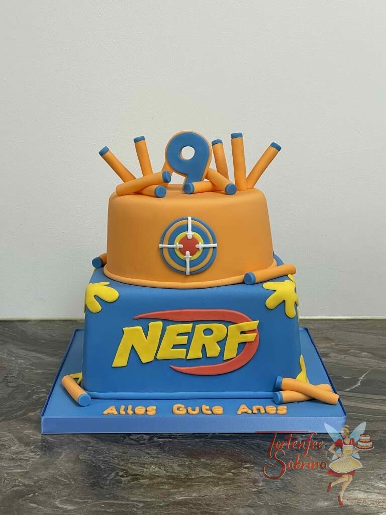 Geburtstagstorte Buben - NERF hoch 9 zeigt die Torte in den Farben der Marke sowie den kleinen Schaumstoffstäbchen.