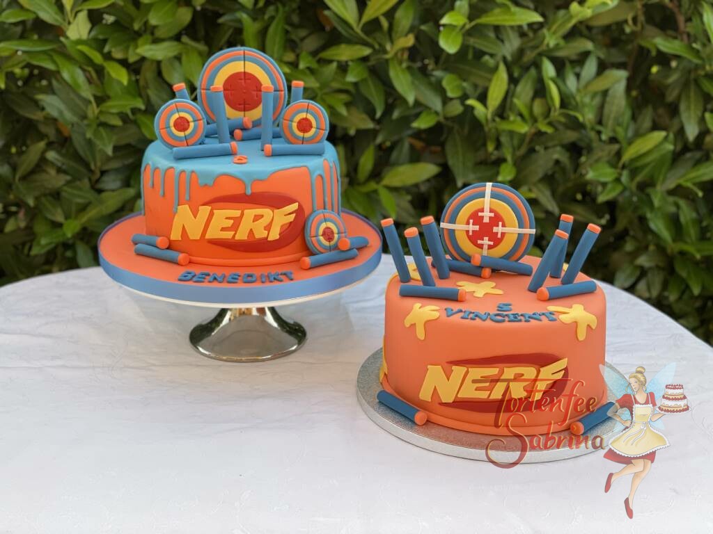 Geburtstagstorte Buben - NERF in blau und orange mit gelben Farbklecksen und einer Zielscheibe in den passenden Farben.