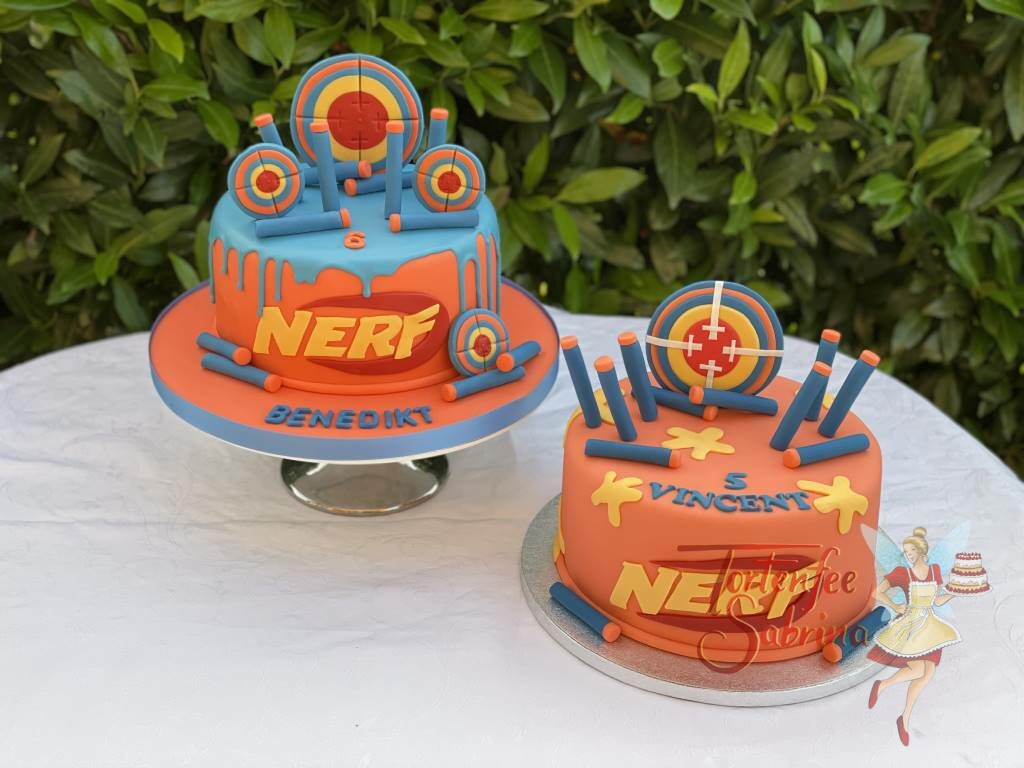 Geburtstagstorte Buben - NERF in blau und orange mit gelben Farbklecksen und einer Zielscheibe in den passenden Farben.