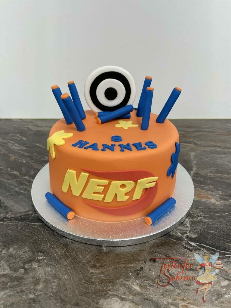 Geburtstagstorte Buben - NERF mit Zielscheibe, eine orangfarbene Torte mit dem Emblem und den passenden Cup-Cakes.