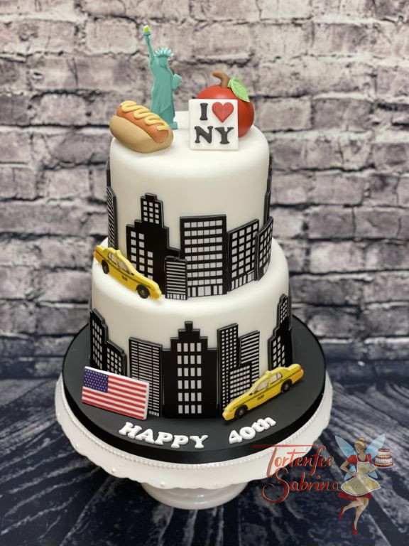 Geburtstagstorte Erwachsene - New York the big apple ist hier das Thema, zu sehen sind die Skyline, die Freiheitsstaute und die gelben Taxis.