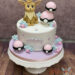 Geburtstagstorte Mädchen - Niedlicher Evoli sitzt oben auf der Torte und bewundert die rosa Pokebälle um sich.