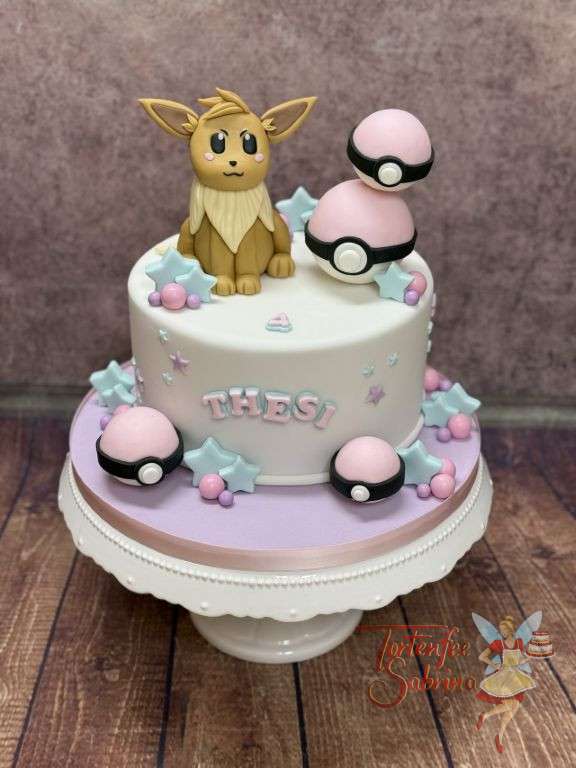 Geburtstagstorte Mädchen - Niedlicher Evoli sitzt oben auf der Torte und bewundert die rosa Pokebälle um sich.
