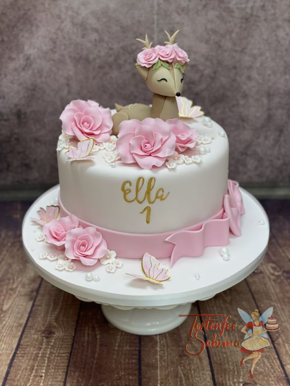 Geburtstagstorte Mädchen - Niedliches Rehlein mit Blumenschmuck am Kopf ziert ganz oben die Torte neben rosa Rosen.